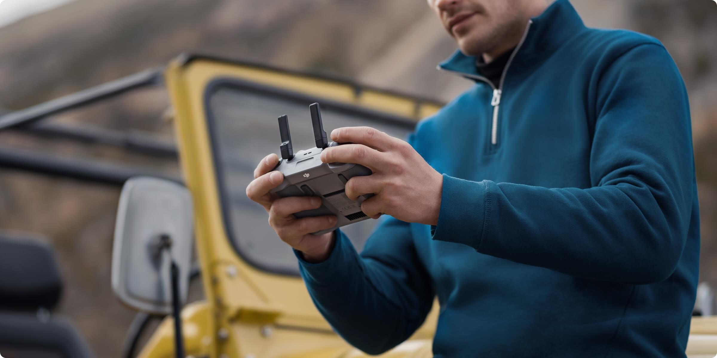 DJI RC 2 fjärrkontroll med inbyggd 5,5-tums skärm