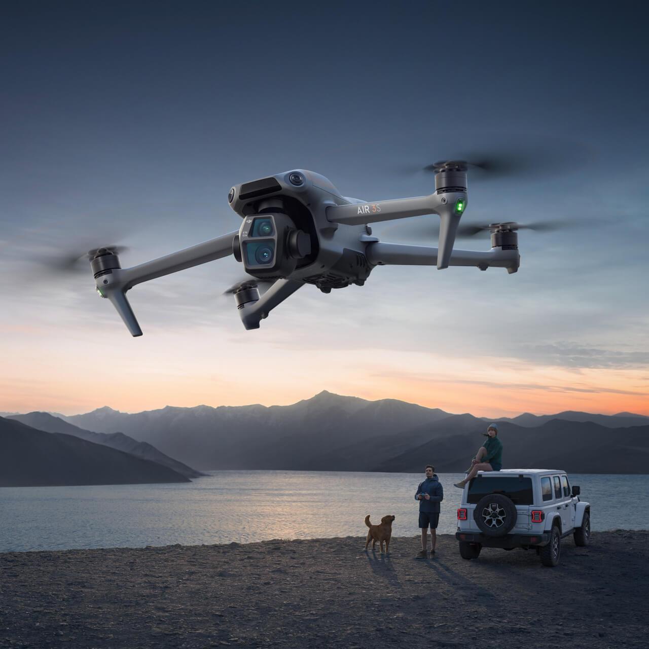 DJI Air 3S Fly More Combo med RC 2-kontroller på vit bakgrund