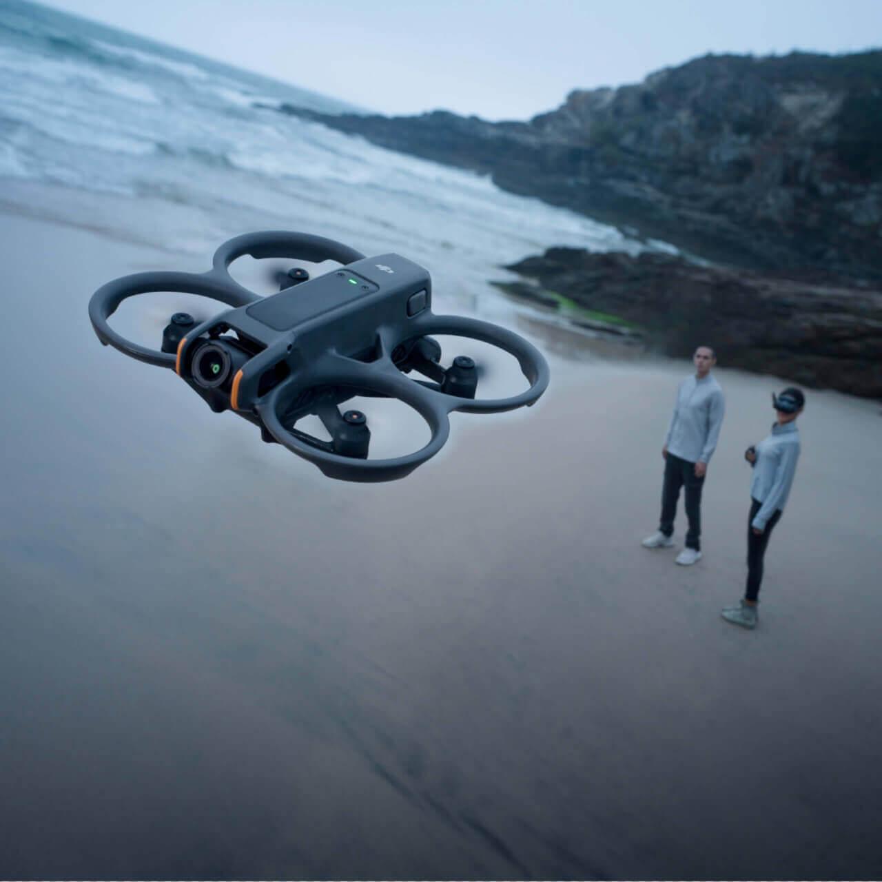 DJI Avata 2 Fly More Combo med Goggles 3 på vit bakgrund