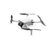 DJI Mini 3 med RC-kontroller på vit bakgrund