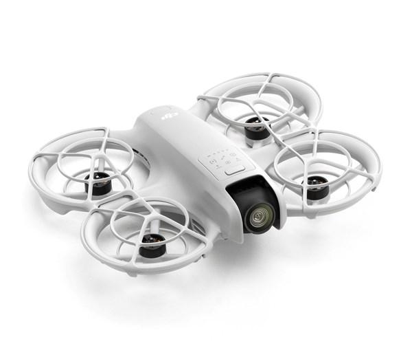 DJI Neo drönare på vit bakgrund